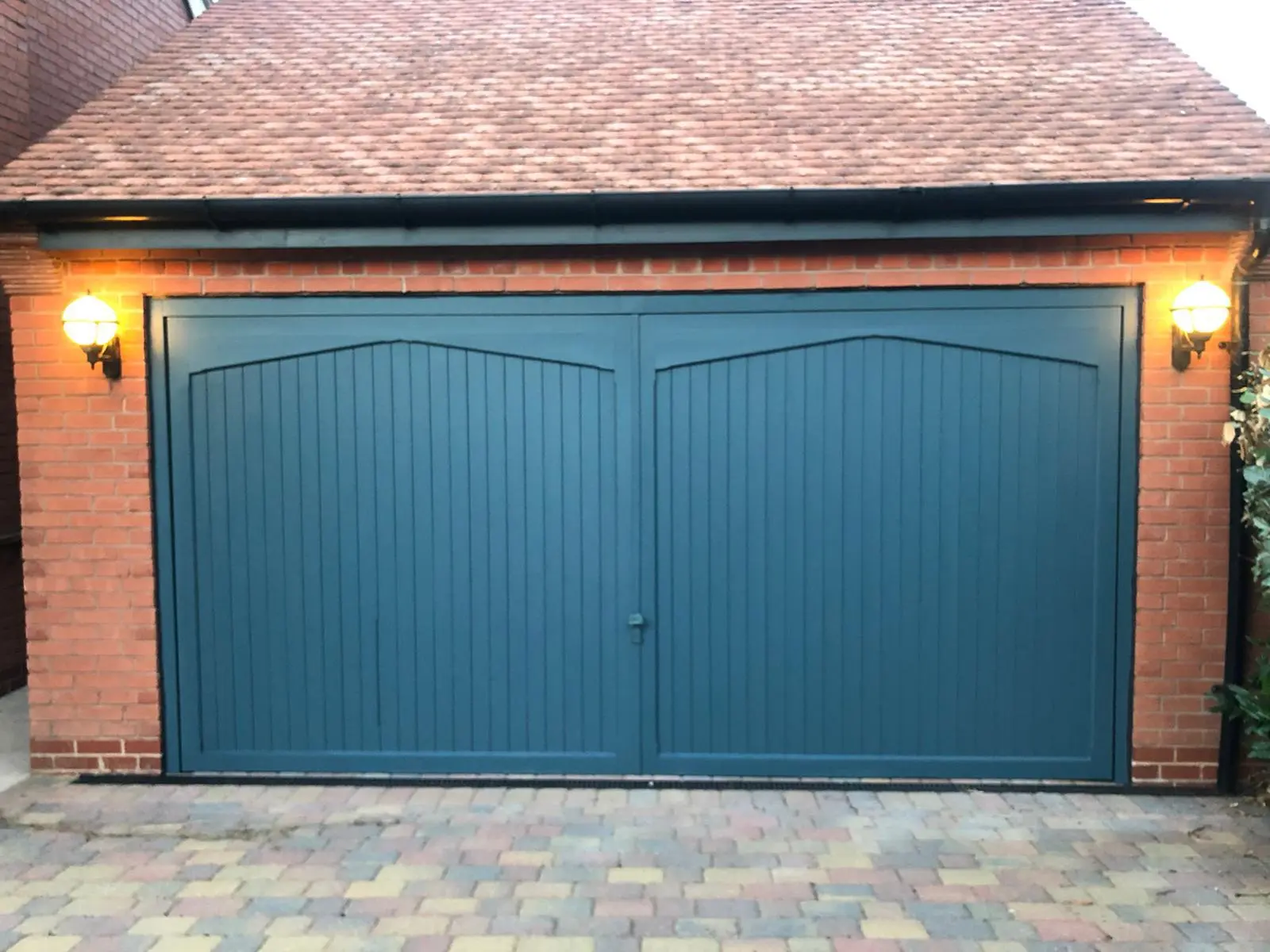 How to Choose the Right Color for Your Garage Door Respray