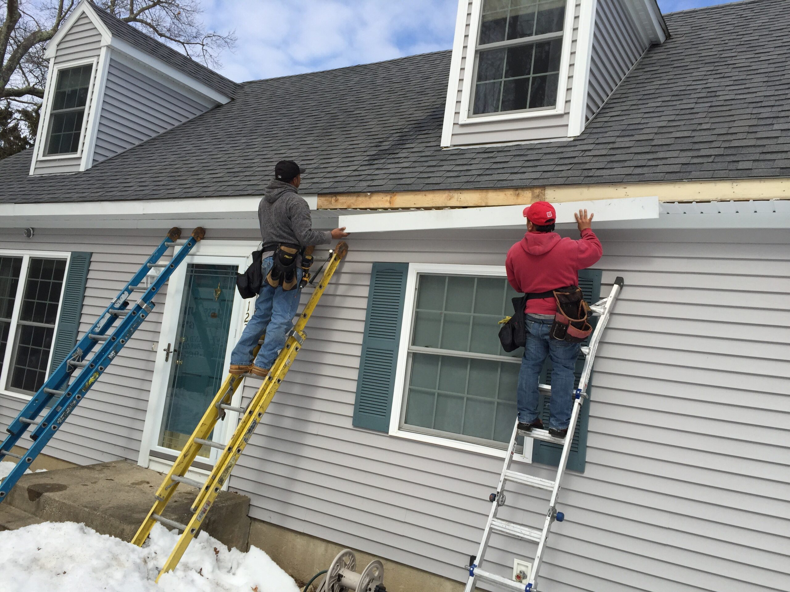 Professional vs. DIY: When to Repair Your Gutters Yourself